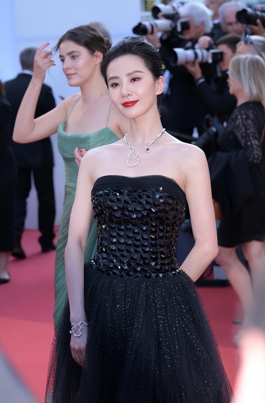 天天向上刘诗诗优雅亮相_刘诗诗天鹅美背_刘诗诗优雅黑天鹅