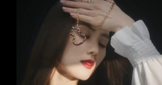 刘诗诗拽起来的样子超惊艳！穿露肩上衣秀天鹅颈，大红唇造型封神