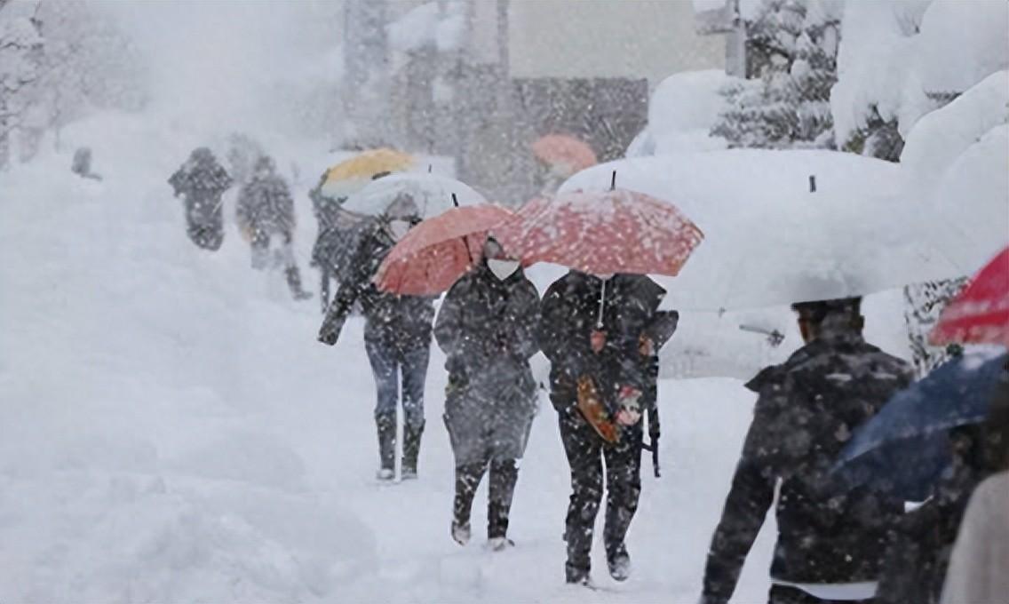 东北大雪，出行只能靠“出溜”，南方朋友听完羡慕坏了！
