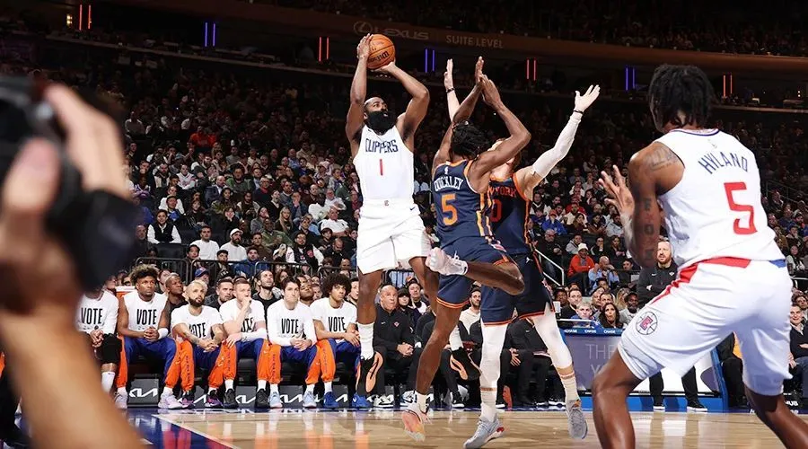 哈登对尼克斯三双_哈登首秀 快船不敌尼克斯_哈登观看湖人快船比赛