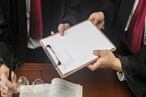 辱骂被告_1000后被领导辱骂后起诉获赔100元_起诉辱骂案件多少钱