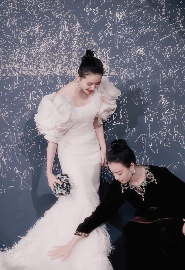 刘诗诗倪妮合作新剧，穿搭时尚惊艳又好看，一颦一笑都美到骨子里