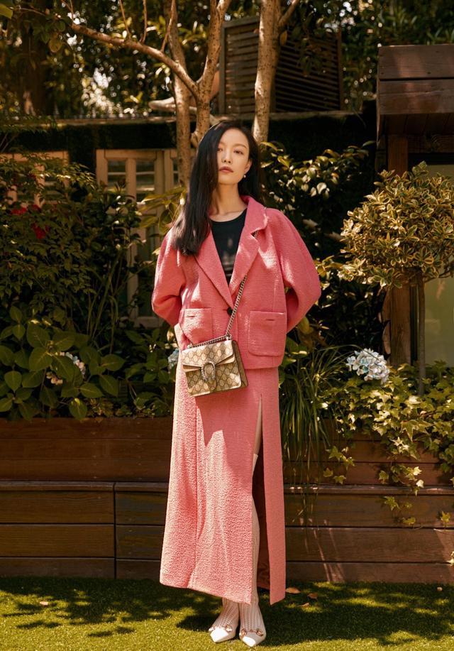 刘诗诗倪妮合作新剧，穿搭时尚惊艳又好看，一颦一笑都美到骨子里