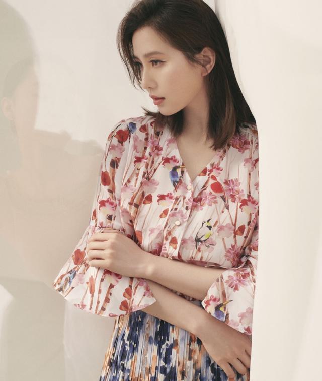 刘诗诗倪妮合作新剧，穿搭时尚惊艳又好看，一颦一笑都美到骨子里