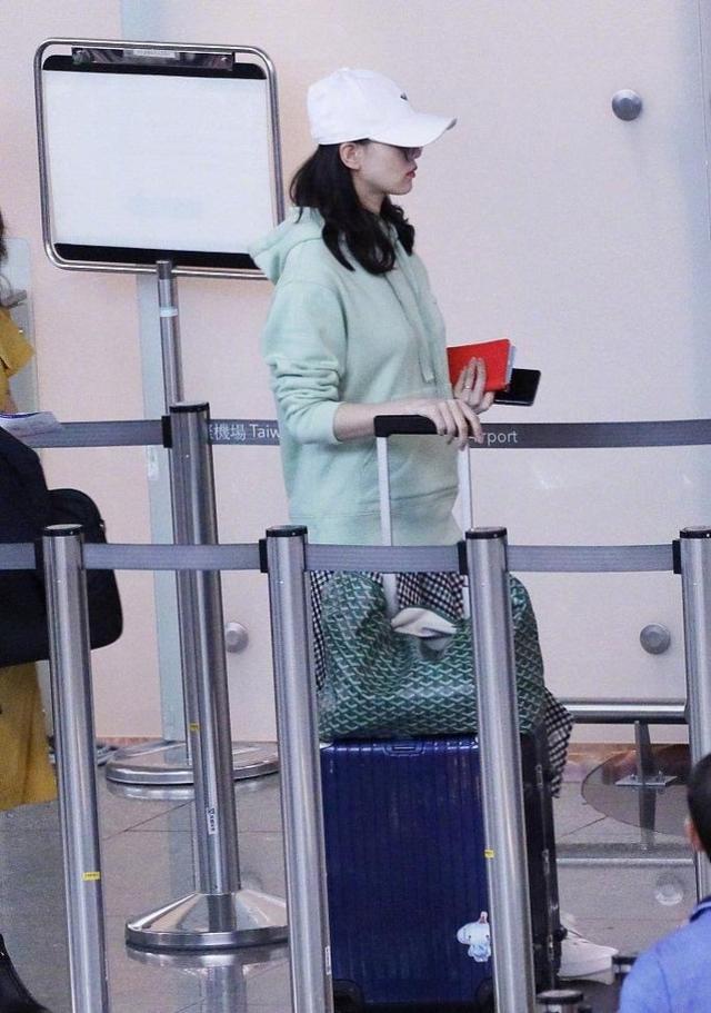 刘诗诗倪妮合作新剧，穿搭时尚惊艳又好看，一颦一笑都美到骨子里