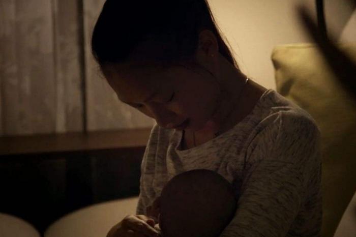 “喂母乳咋了，就不让”！情侣强占母婴室，宝妈被逼到厕所喂奶