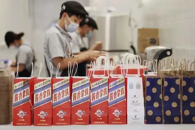 酱香拿铁口味评价两级分化：“酒心巧克力”VS“宿醉的呕吐味儿”