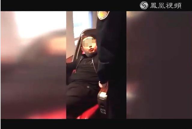 男子高铁霸座：“谁规定一定要按号入座？”网友：拉黑！